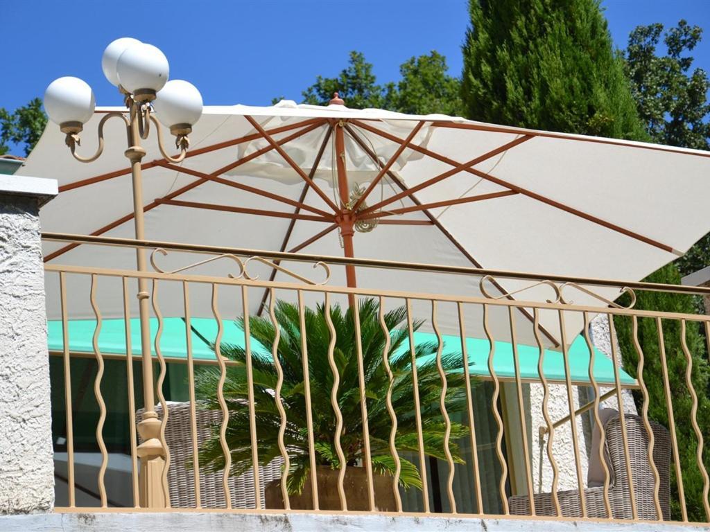 La Deviniere Hotel Donzere Exterior photo