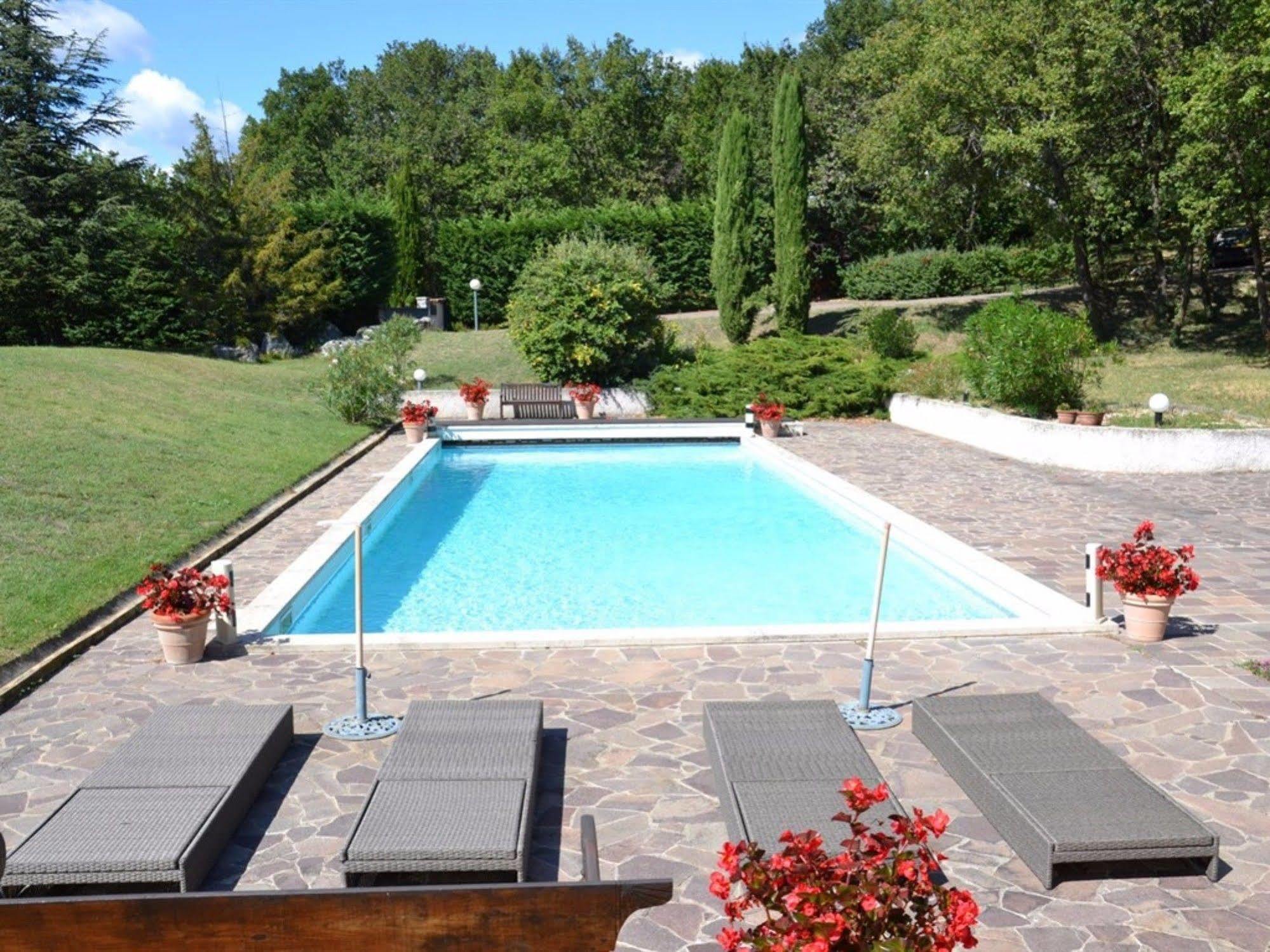 La Deviniere Hotel Donzere Exterior photo
