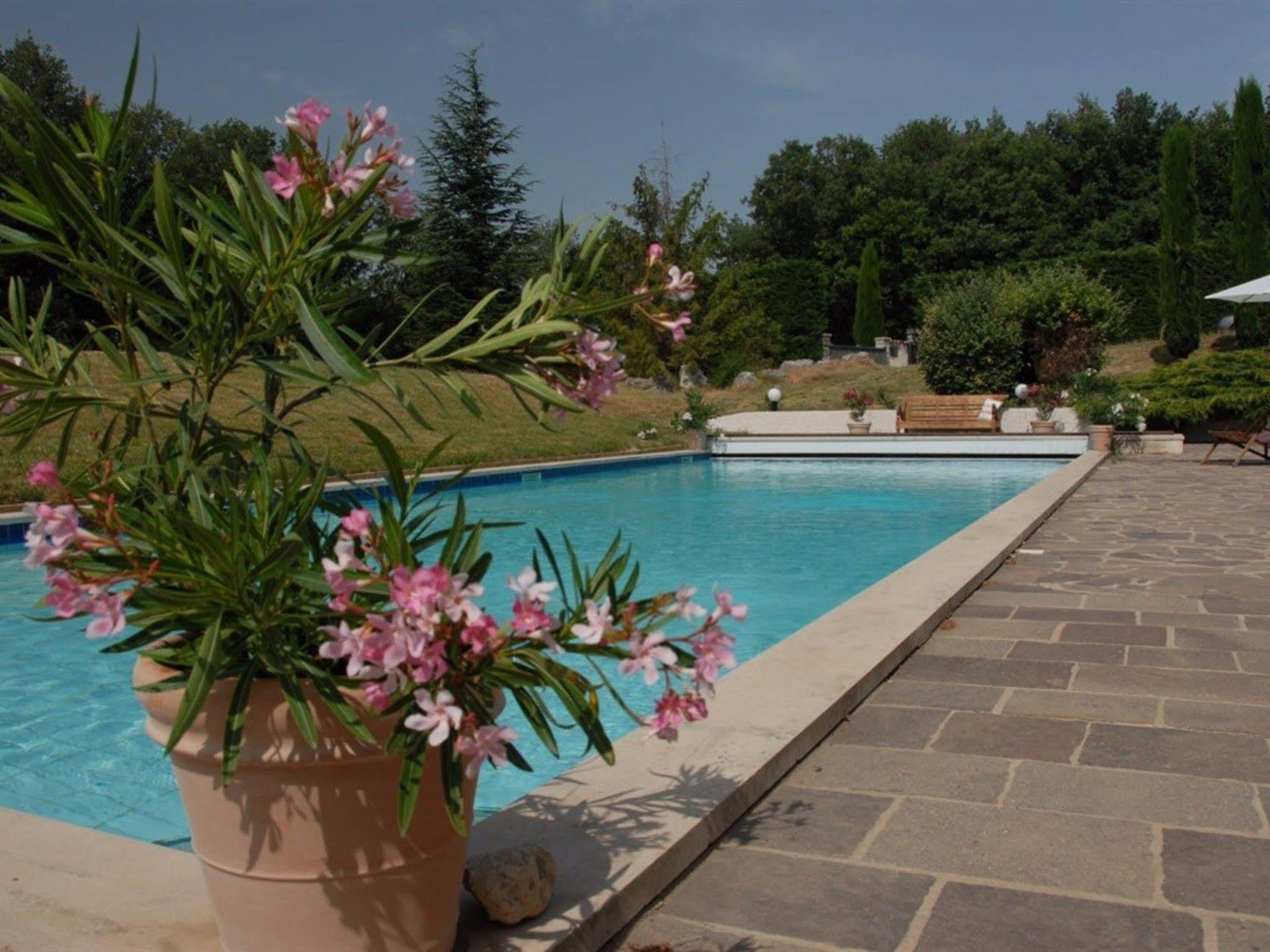 La Deviniere Hotel Donzere Exterior photo